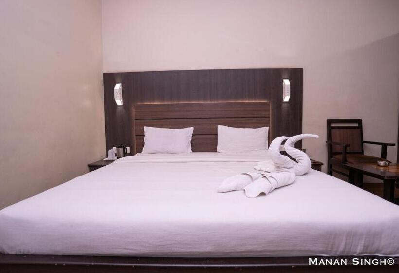 Chambre Deluxe, Samrat