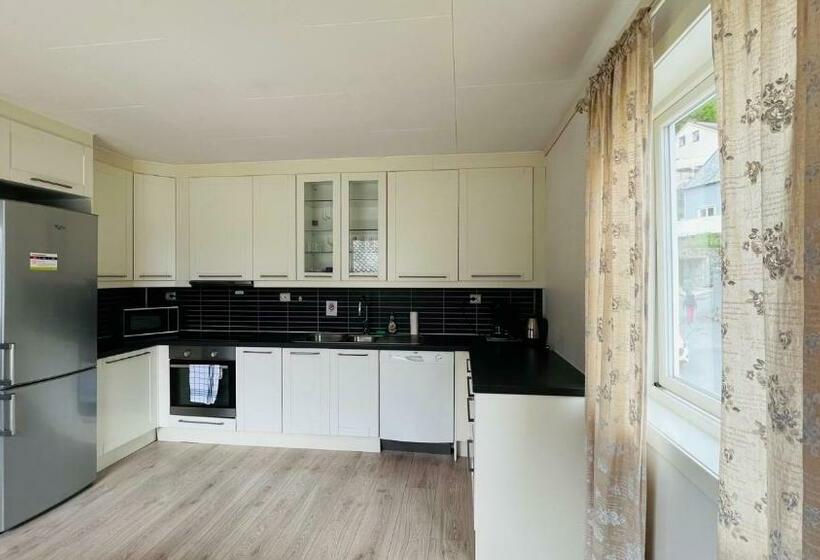 آپارتمان 3 خوابه با چشمانداز دریا, Norhostel Apartment