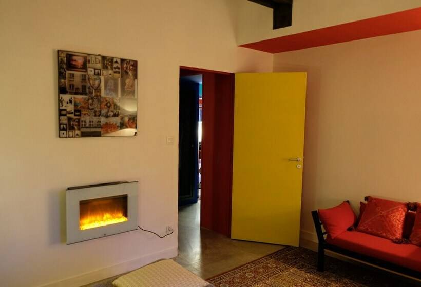 סוויטה משפחתית, La Maison Jaune à La Janaie