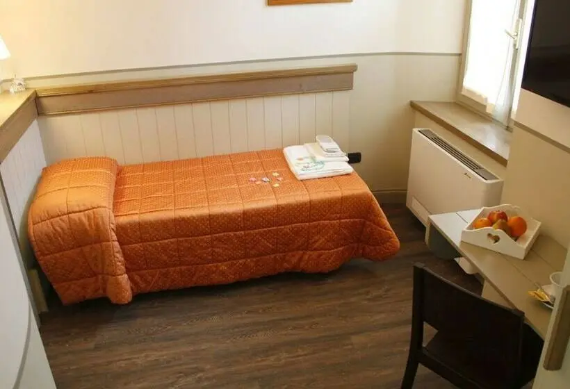 Standard Yhden Hengen Huone, Albergo Benito