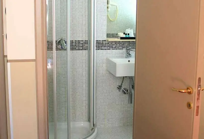Standard Yhden Hengen Huone, Albergo Benito