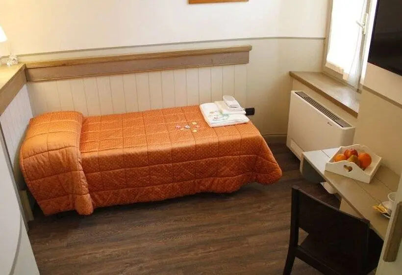 Standard Yhden Hengen Huone, Albergo Benito