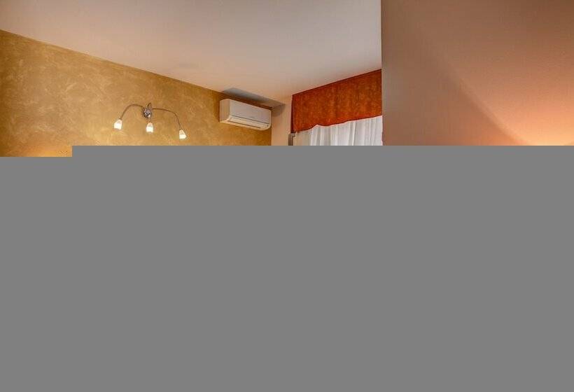 חדר סטנדרט לשלושה, Castellucci