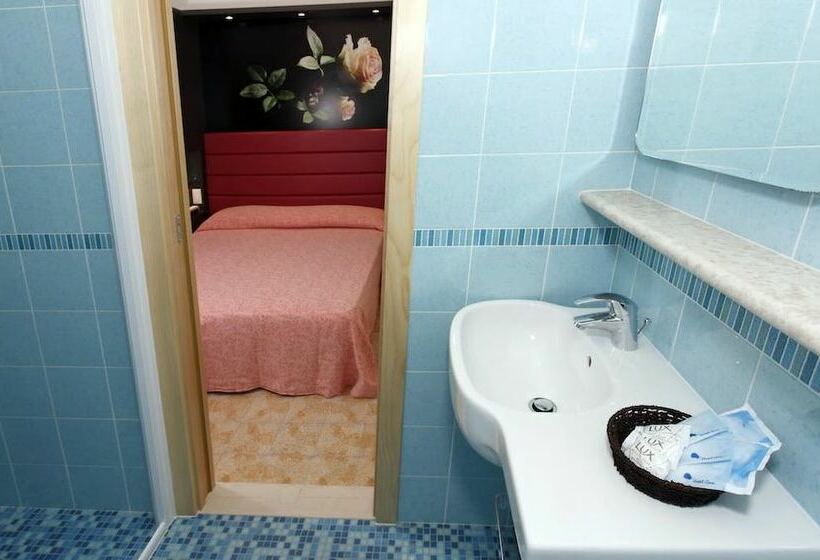 חדר סטנדרט, Castellucci