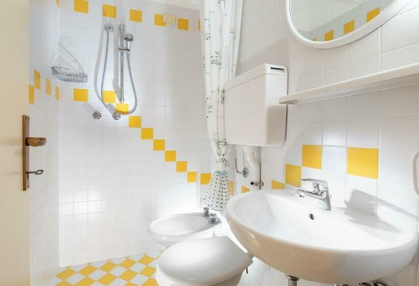 חדר סטנדרט יחיד, Castellucci