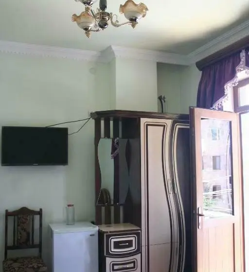 اتاق لوکس, Noy