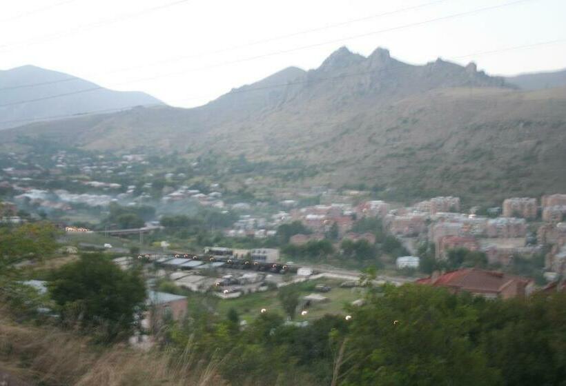 اتاق لوکس, Noy