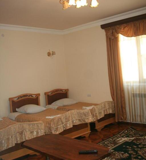 اتاق کلاسیک سه تخته, Noy