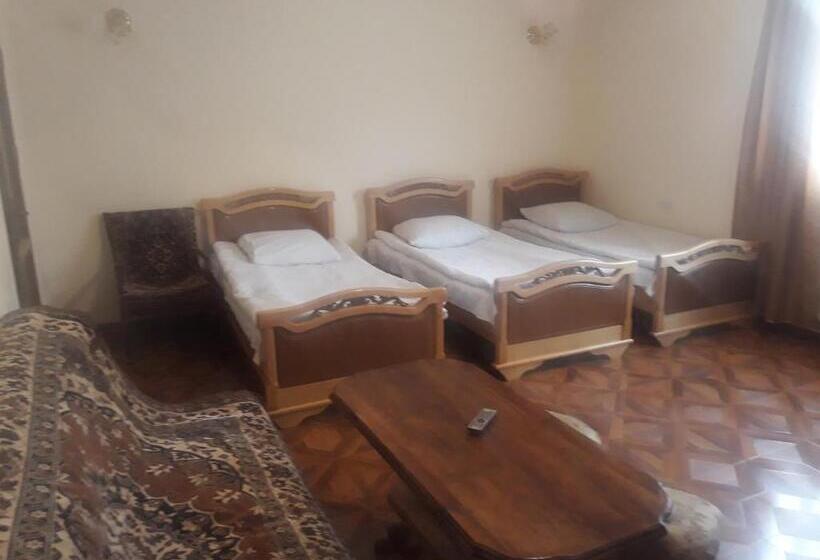 اتاق کلاسیک سه تخته, Noy