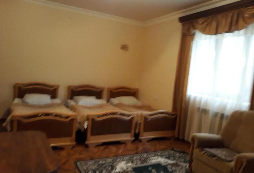 اتاق کلاسیک سه تخته, Noy