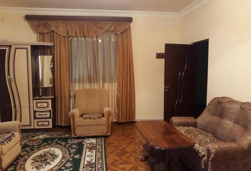 اتاق کلاسیک سه تخته, Noy