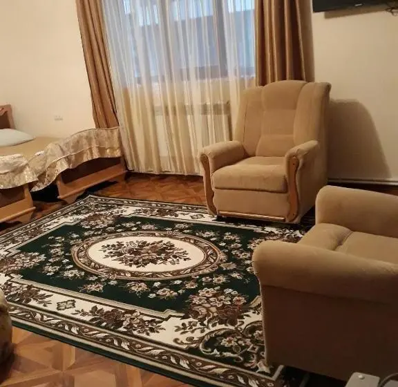 اتاق خانوادگی, Noy