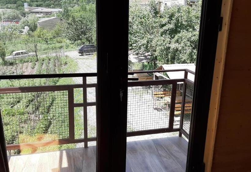 اتاق خانوادگی, Noy