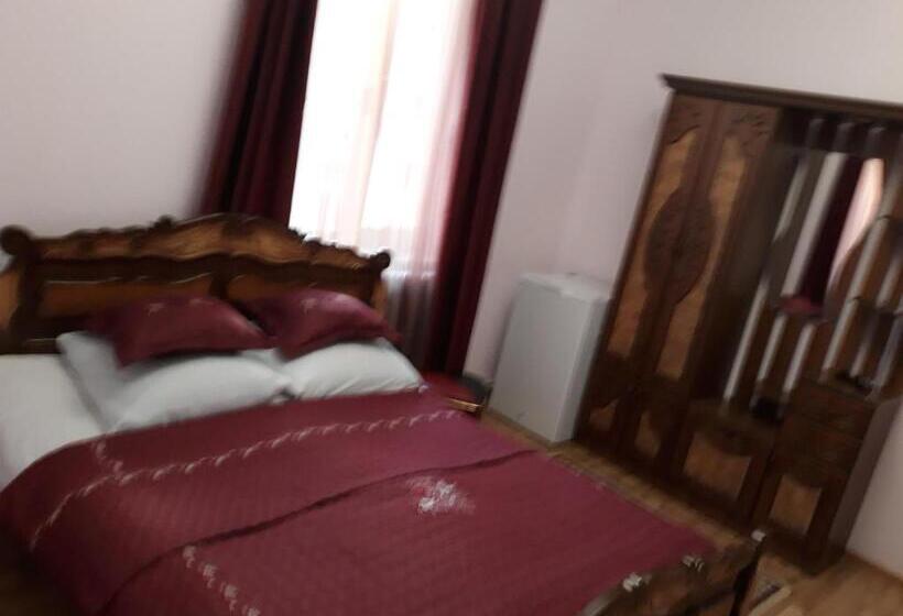 سوییت خانوادگی, Noy