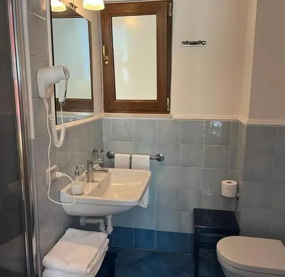 Deluxe Kolmen Hengen Huone, Lunaponzese Ponza Centro