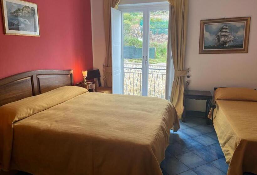 디럭스 트리플 룸, Lunaponzese Ponza Centro