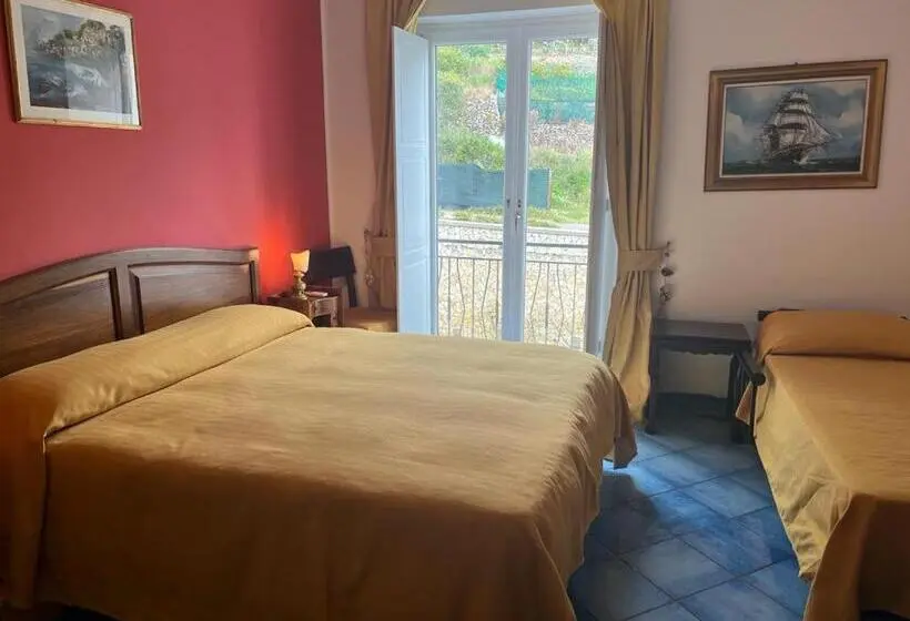 Deluxe Kolmen Hengen Huone, Lunaponzese Ponza Centro