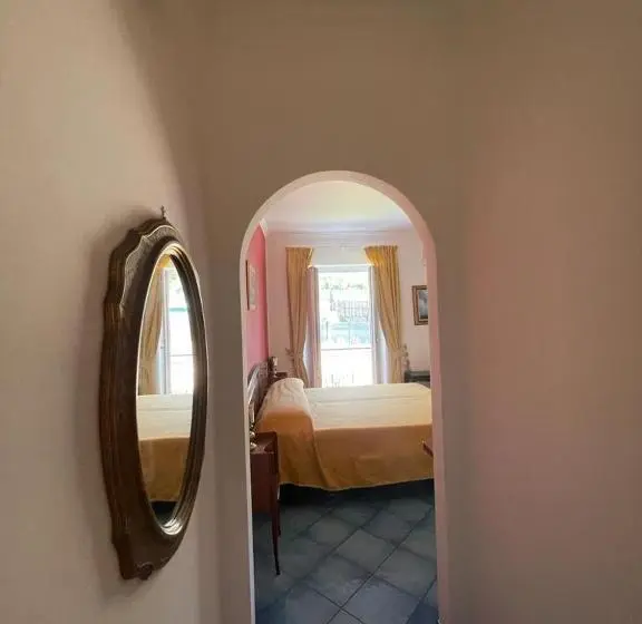 Deluxe Kolmen Hengen Huone, Lunaponzese Ponza Centro