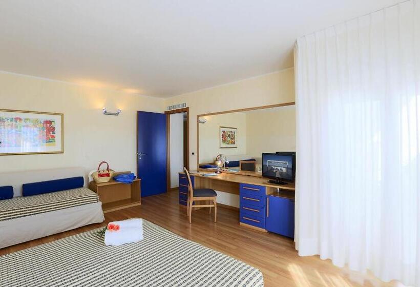 חדר קלאסי לשלושה, Sporting