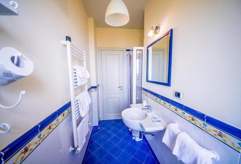 غرفة قياسية مطلّة علي البحر, Donnasilia