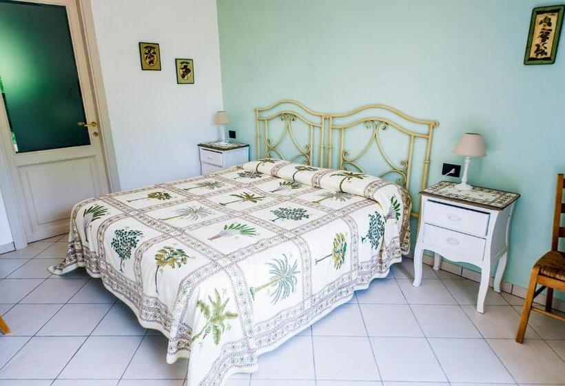 غرفة قياسية مطلّة علي الحديقة, Donnasilia