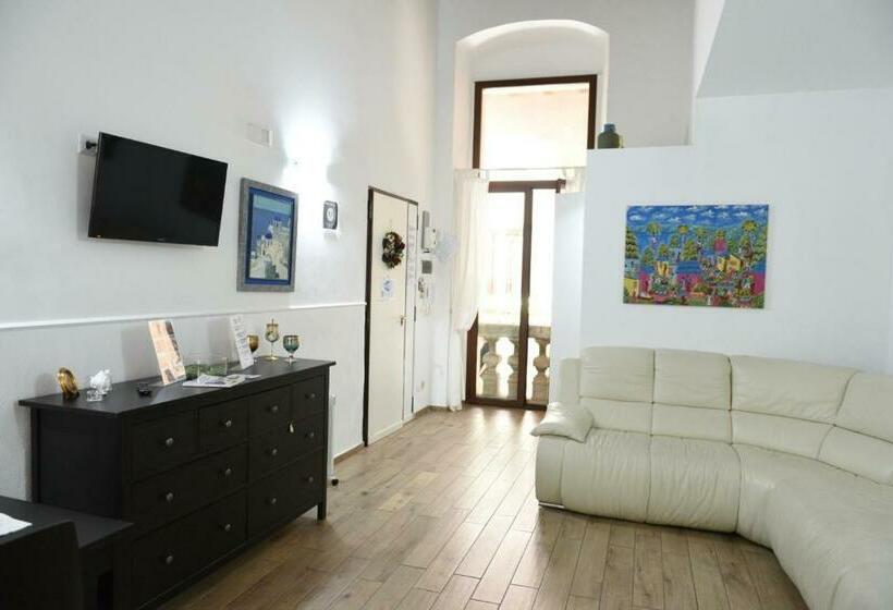 اتاق استاندارد سه نفره, Sisters Residence