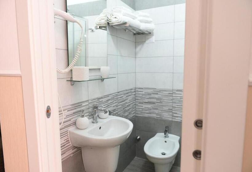 חדר קומפורט לשלושה, Sisters Residence