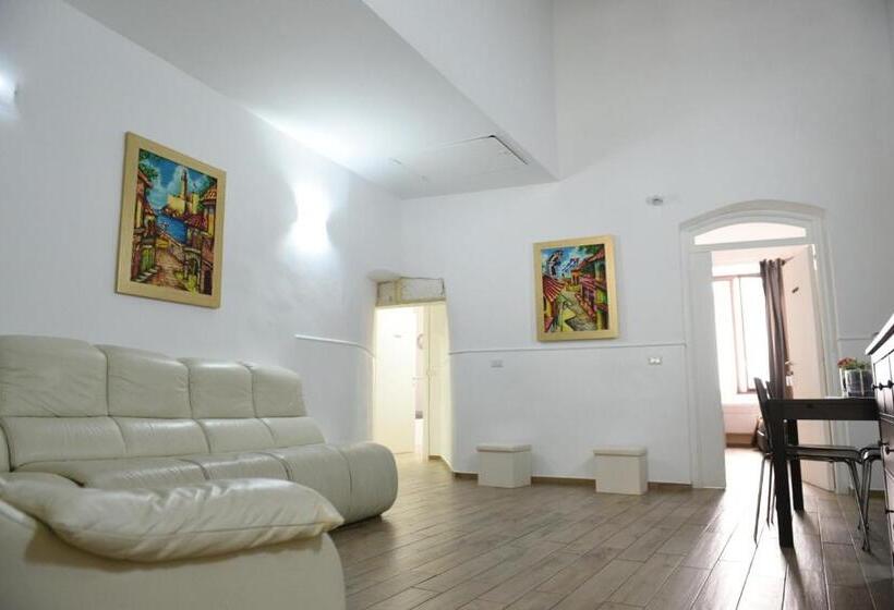 חדר קומפורט לשלושה, Sisters Residence