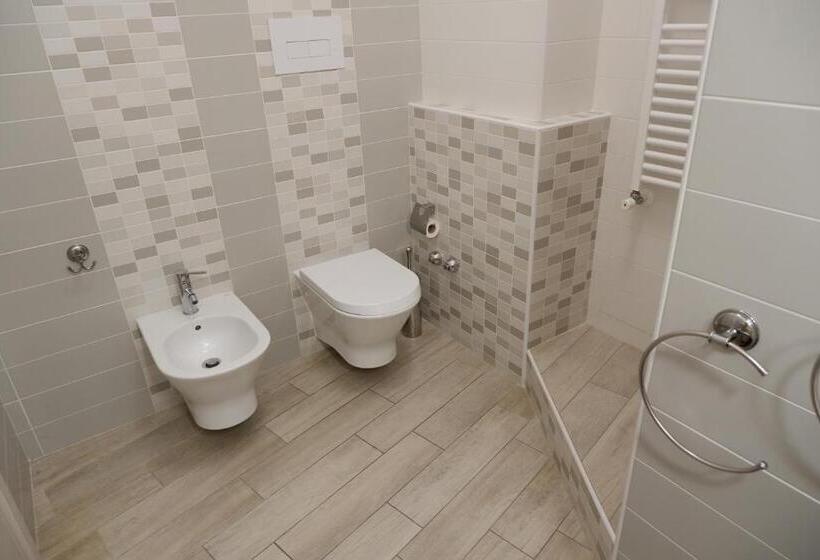 اتاق لوکس با بالکن, B&b Il Giardino In Città Parcheggio Privato Gratuito Su Disponibilità