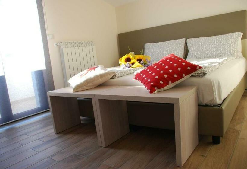 Camera Deluxe con Balcone, B&b Raffaello A Mare