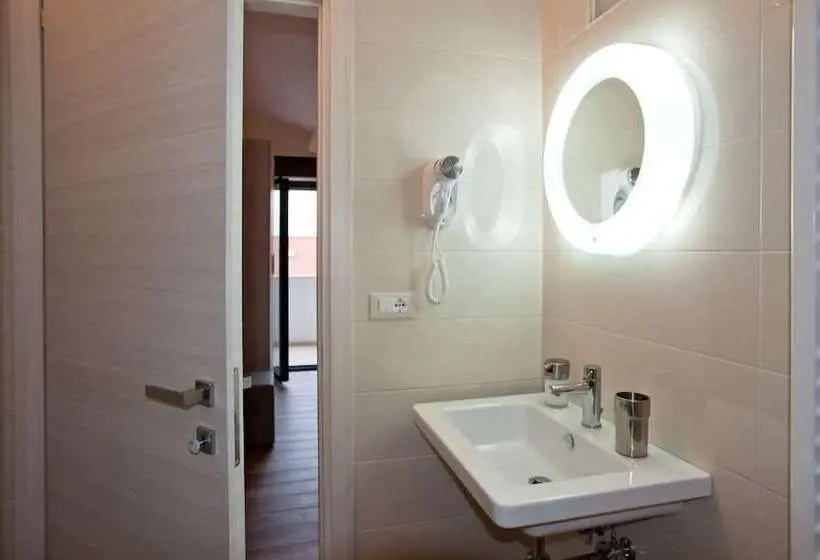 اتاق لوکس با بالکن, B&b Raffaello A Mare