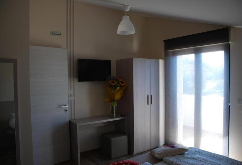 Camera Deluxe con Balcone, B&b Raffaello A Mare