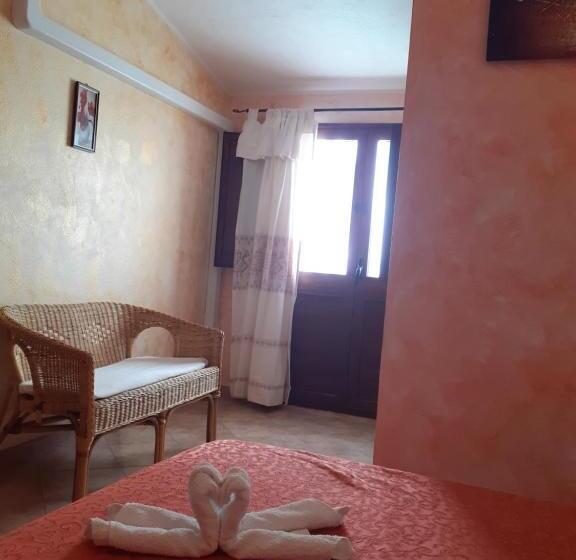 スタンダードトリプルルーム, B&b Sa Funtana