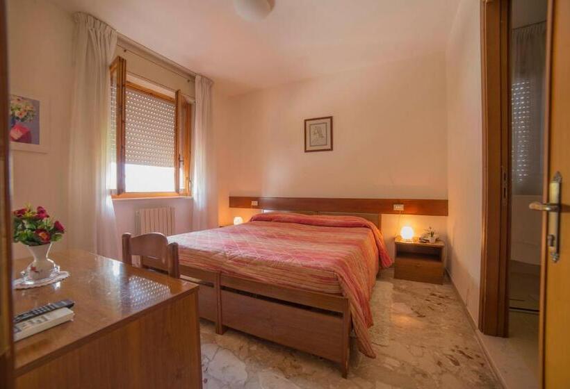 غرفة قياسية ثلاثية مزودة بشرفة, Santa Maria