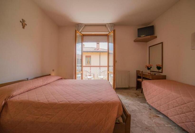 غرفة قياسية ثلاثية مزودة بشرفة, Santa Maria