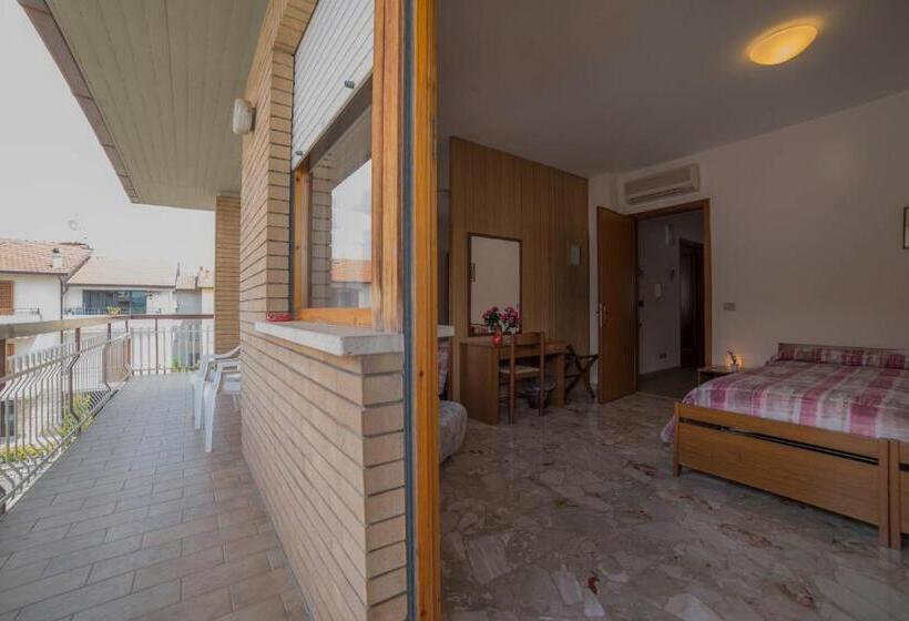 جناح جونيور مزوَّد بشرفة, Santa Maria