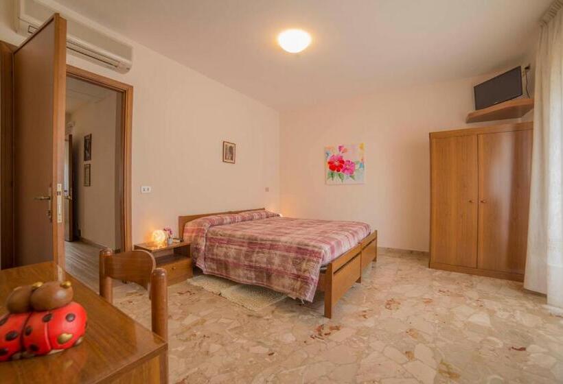 جناح جونيور مزوَّد بشرفة, Santa Maria