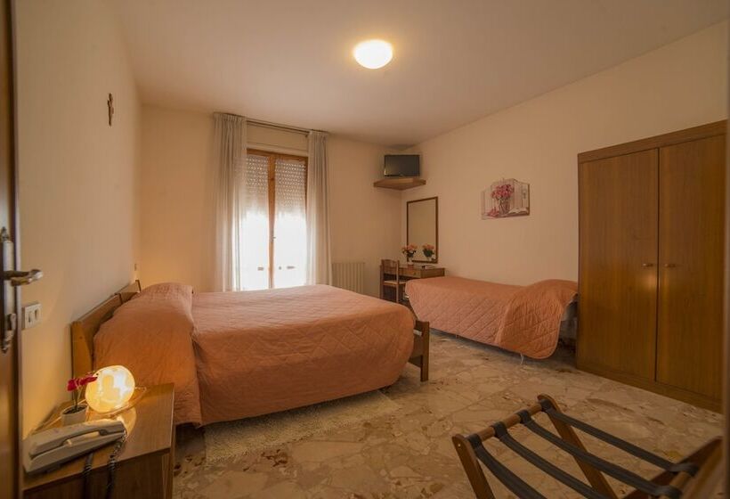 غرفة قياسية ثلاثية مزودة بشرفة, Santa Maria