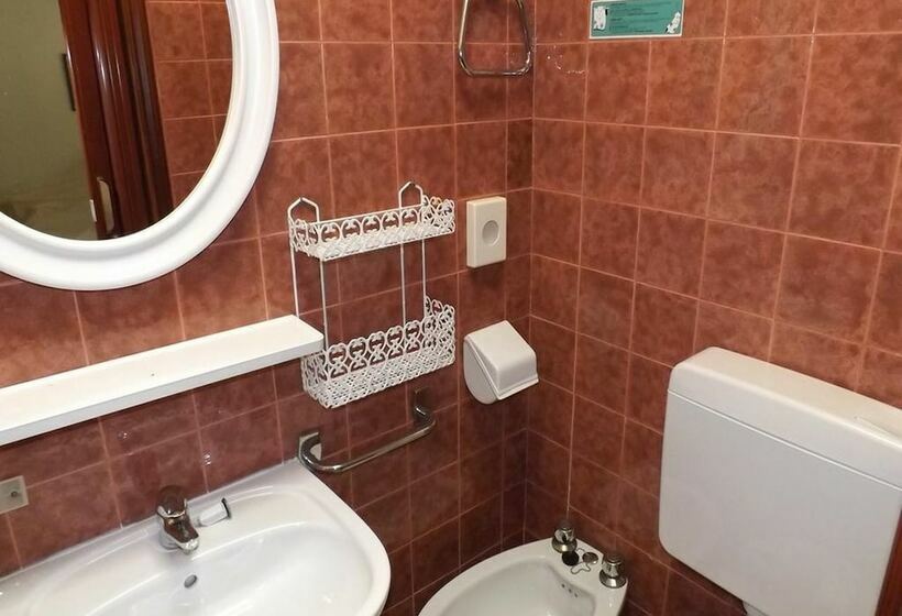 이코노미 룸, Marina