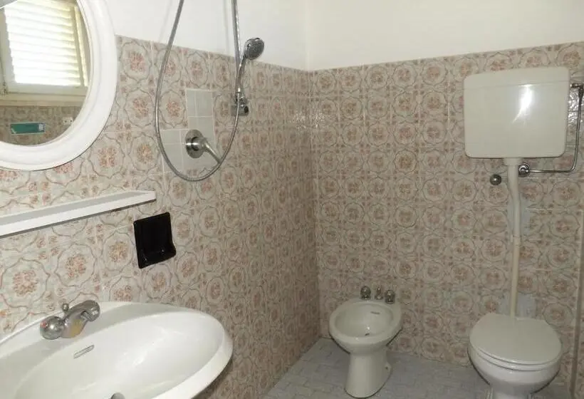 Economy Triple Room, Marina