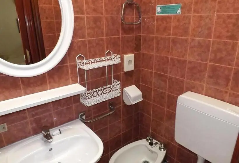 Economy Triple Room, Marina
