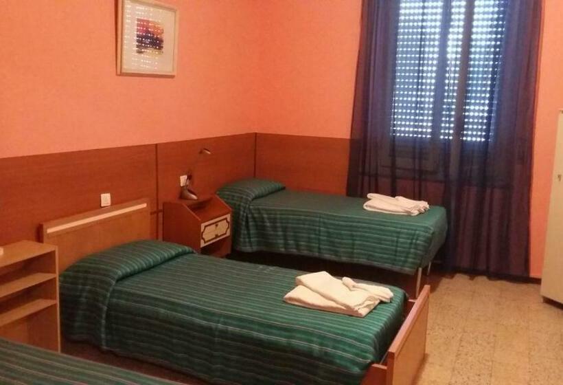 اتاق استاندارد سه نفره, Violetta