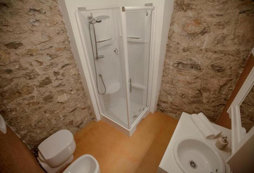 Escritório Estándar, Prà De La Fam B&b