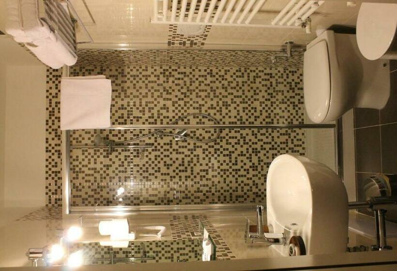 اتاق لوکس, Aleksandr