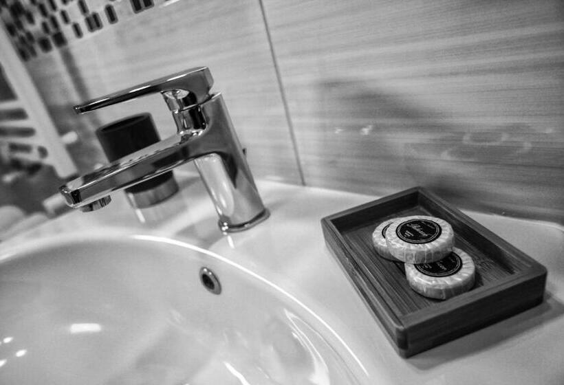 اتاق لوکس با تخت بزرگ, Aleksandr