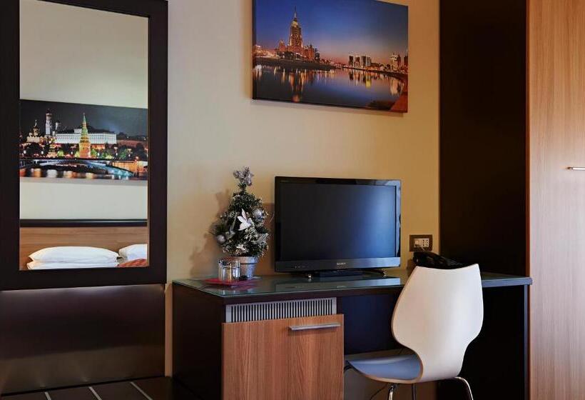 اتاق لوکس با تخت بزرگ, Aleksandr