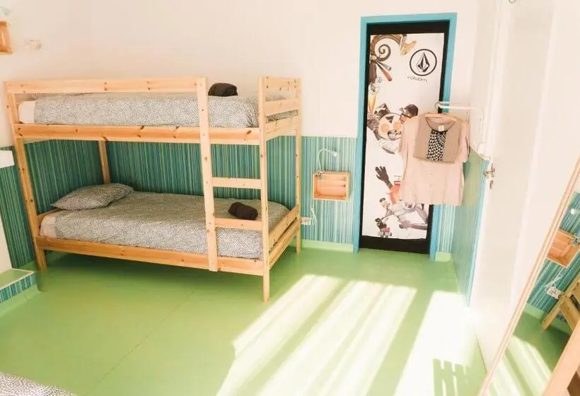 تختخواب در اتاق مشترک, Hospedium Hostel Republica Surf House