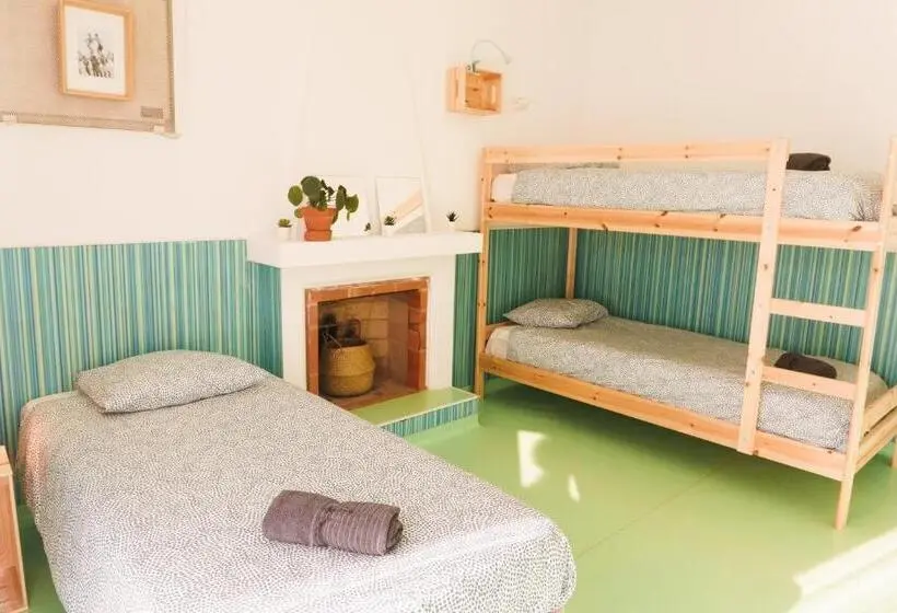 تختخواب در اتاق مشترک, Hospedium Hostel Republica Surf House