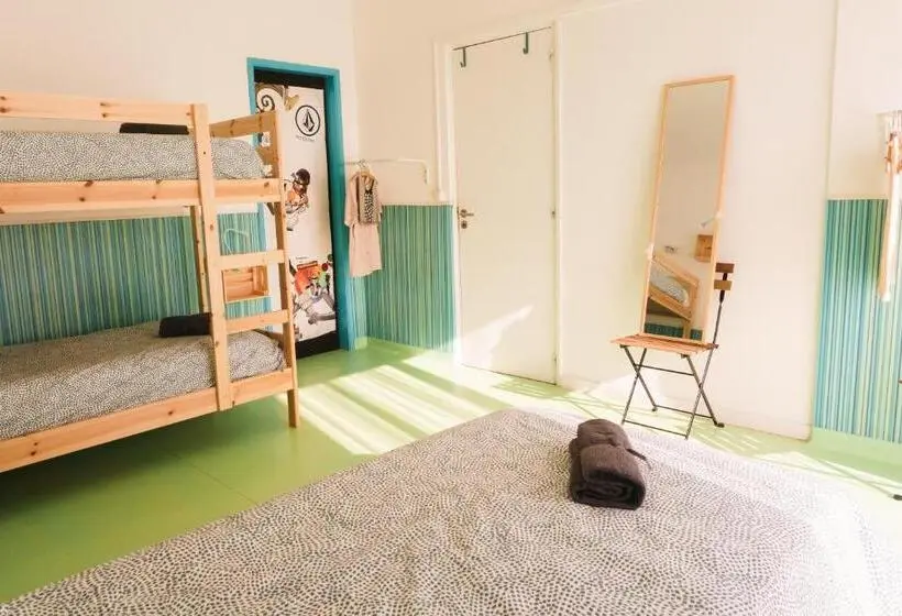تختخواب در اتاق مشترک, Hospedium Hostel Republica Surf House