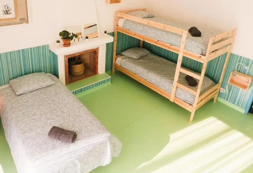 تختخواب در اتاق مشترک, Hospedium Hostel Republica Surf House